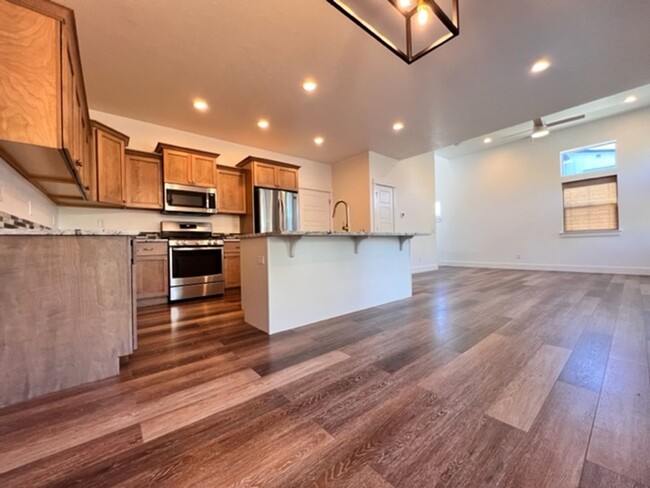 Building Photo - Beautiful Townhouse!