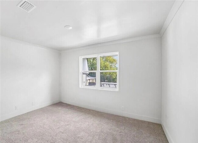 Building Photo - 2bedr 2bath Conveniently located in the Village