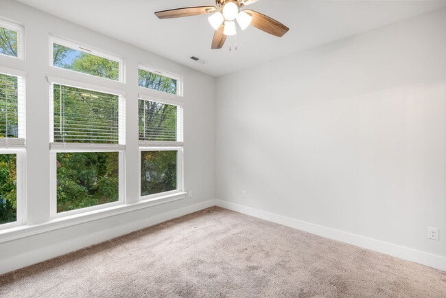 Building Photo - 642 W End Dr