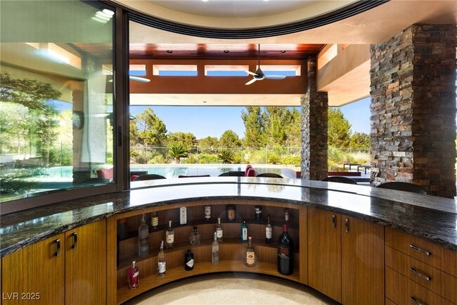 Building Photo - 2 Castle Oaks Ct