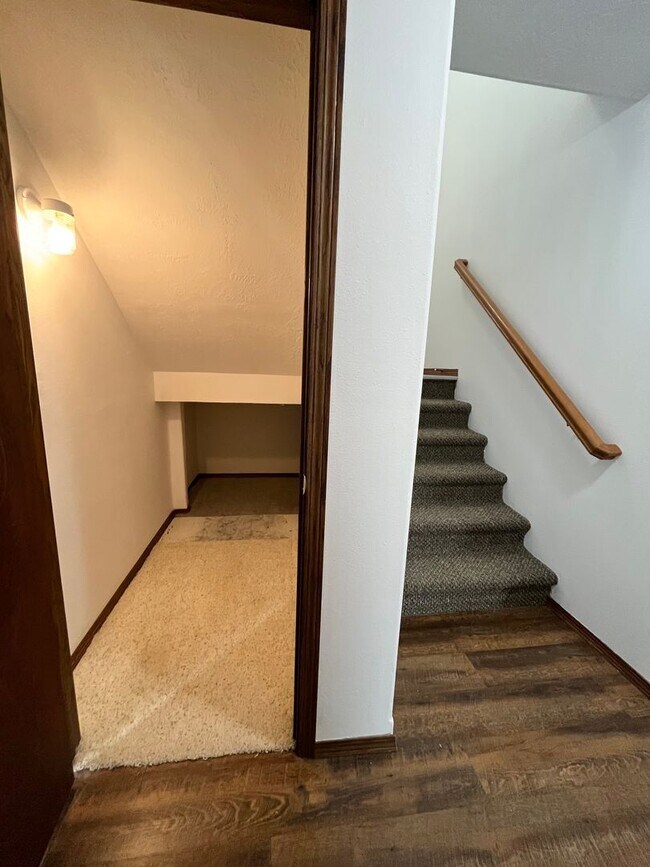 Building Photo - 3 Bed/2 Bath Home w/ Fenced in Yard!