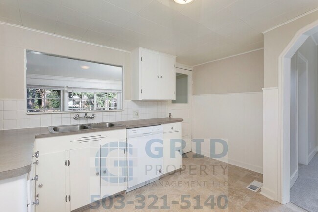 Building Photo - Two Bedroom Craftsman Home Available in th...