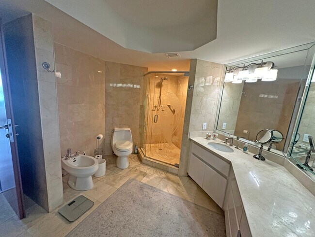 Building Photo - Stunning furnished 3-bedroom, 3-bathroom c...