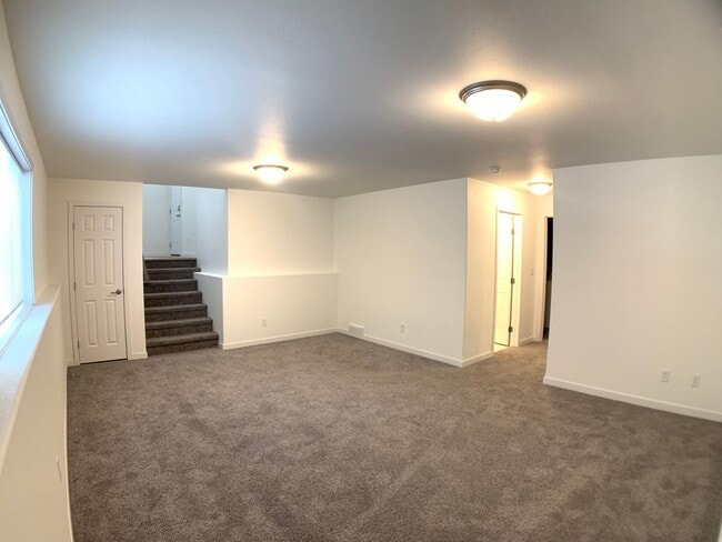 Building Photo - 4 Bed 2 Bath Single Family Home