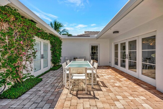 Building Photo - 136 Worth Ct S