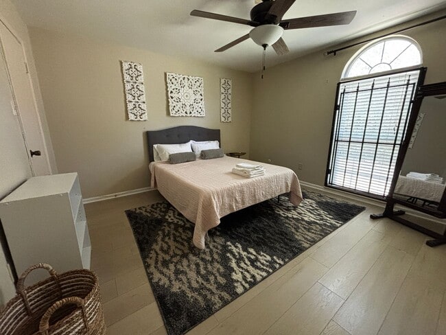 Building Photo - Furnished, Midtown One Bedroom Apartment