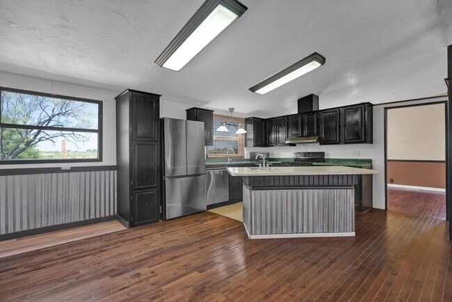 Building Photo - Country home for Lease!