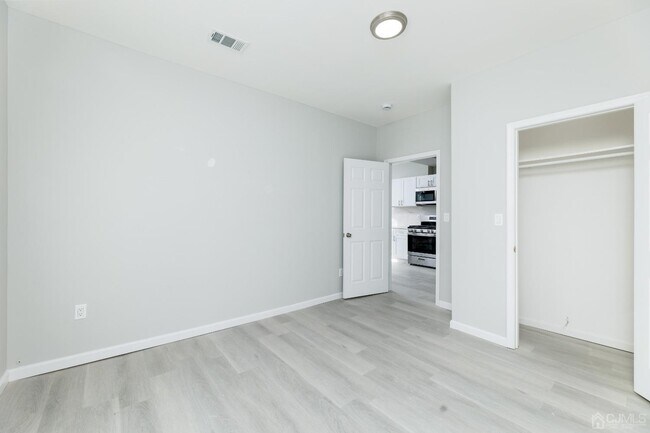 Building Photo - 8 E Green St