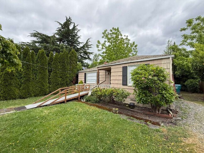 Building Photo - 3 Bedroom 1 Bathroom Greenwood Home!