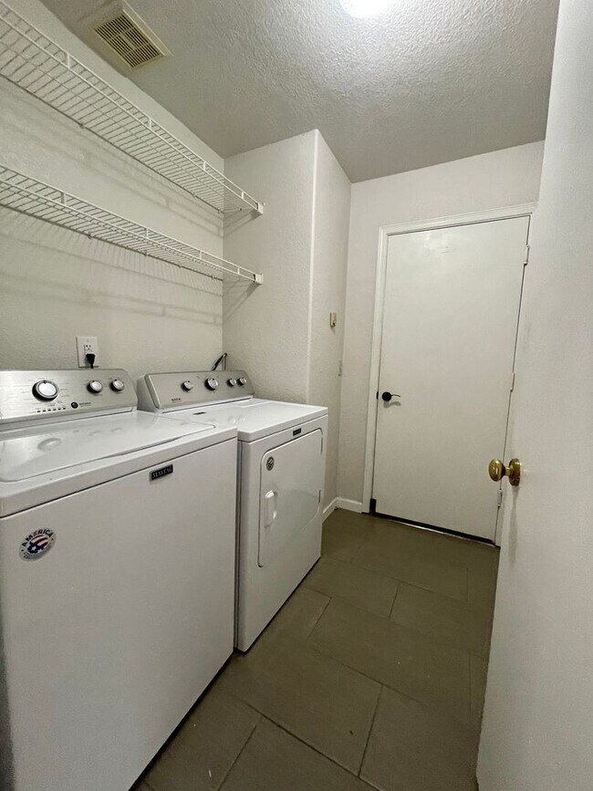 Building Photo - COMING SOON! ADORABLE 3 BEDROOMS/ 2BATHS SINGLE LEVEL HOME!!