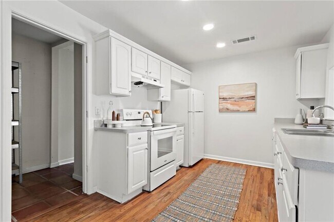 Building Photo - 2070 Ridgedale Rd NE