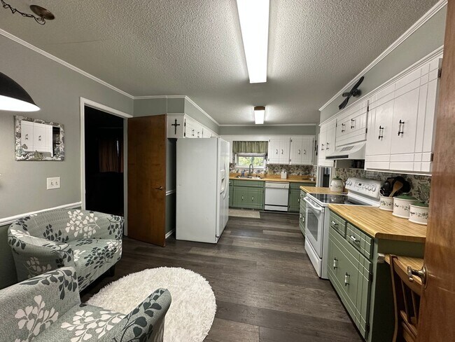 Building Photo - Introducing a charming 3-bedroom, 2.5-bathroom house located in the desirable area of Russellville