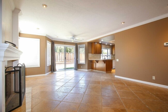 Building Photo - Large 4BR 3BA Updated Home in Quiet Neighb...