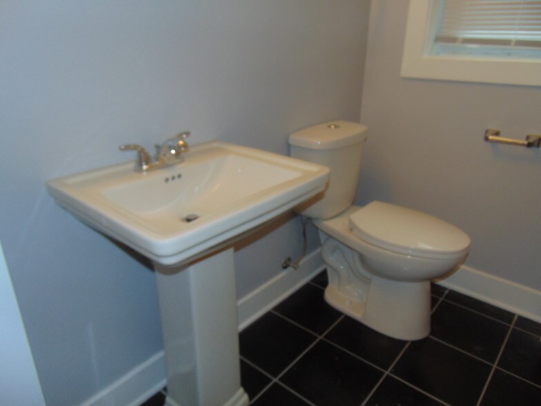 Building Photo - 7506 S Vernon Ave