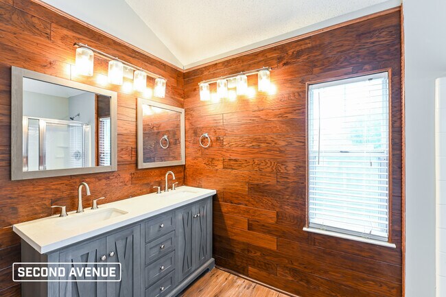 Building Photo - 2411 Windridge Dr NE