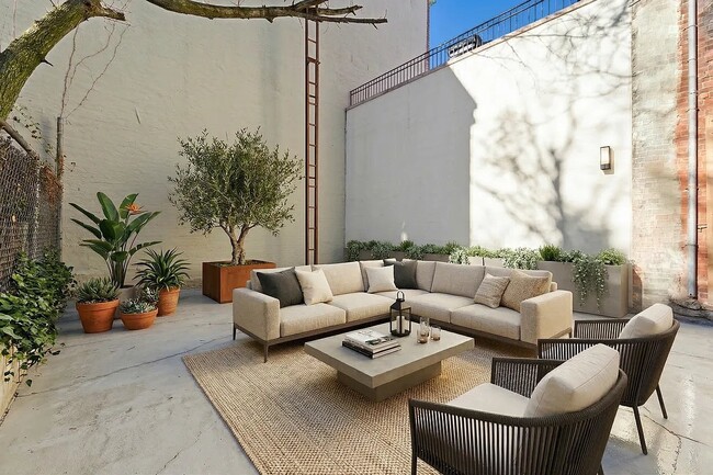 Building Photo - 426 7th Ave