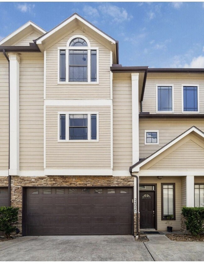 Building Photo - 2402 Calumet St