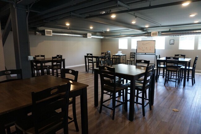 Building Photo - Charming Studio for Rent: Enjoy the Added ...