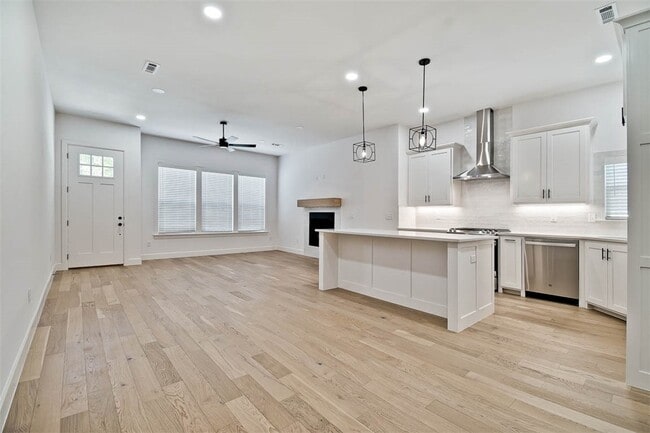 Building Photo - 502 W Persimmon St