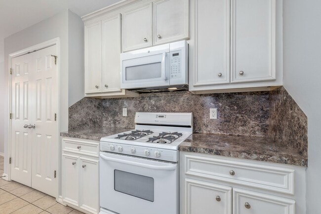 Building Photo - AVAILABLE AUGUST 2026 - Charming 3 bed/ 2 ...