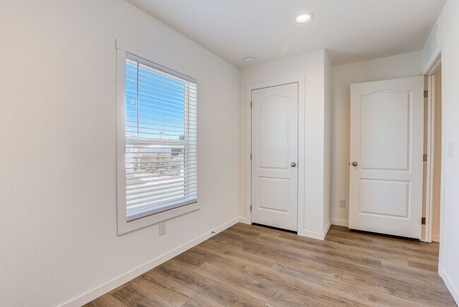 Building Photo - 2627 S Lamb Blvd