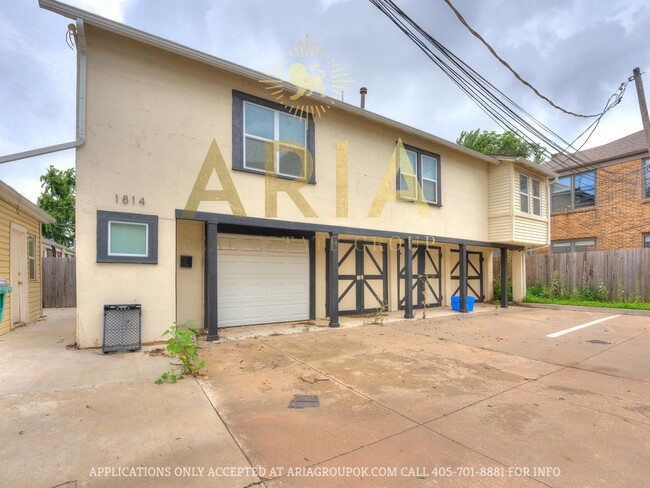 Building Photo - Updated & Adorable 2 Bed/1 Bath Space in t...