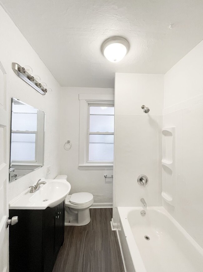 Building Photo - 406 Kingsboro St