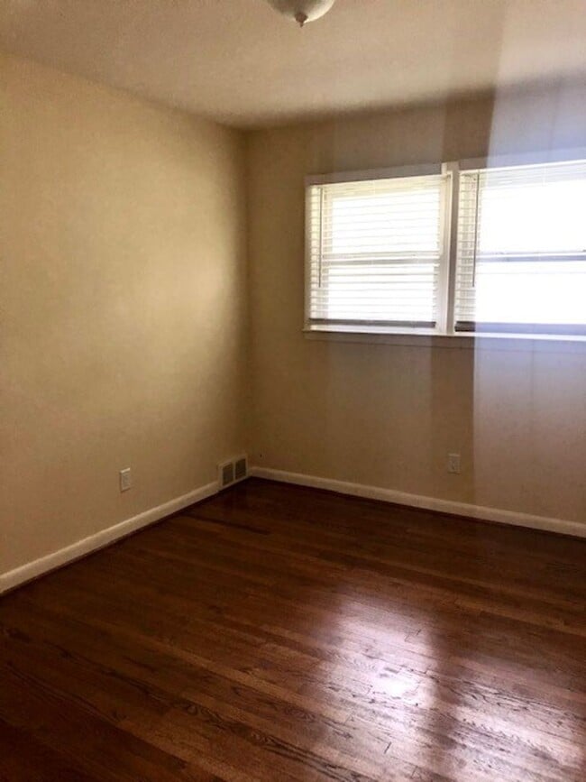 Building Photo - 725 Ashview Dr