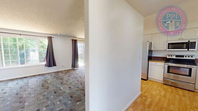 Building Photo - Desirable Sandy Neighborhood / Beautiful Single Level Ranch / Open Floor-Plan, Central Air