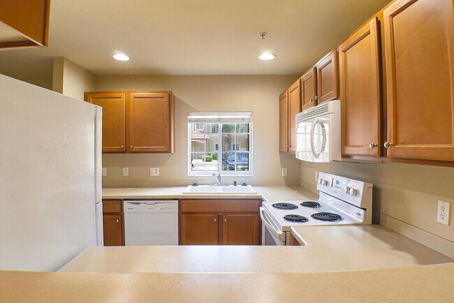 Building Photo - Spacious Townhouse in a Gated community in...