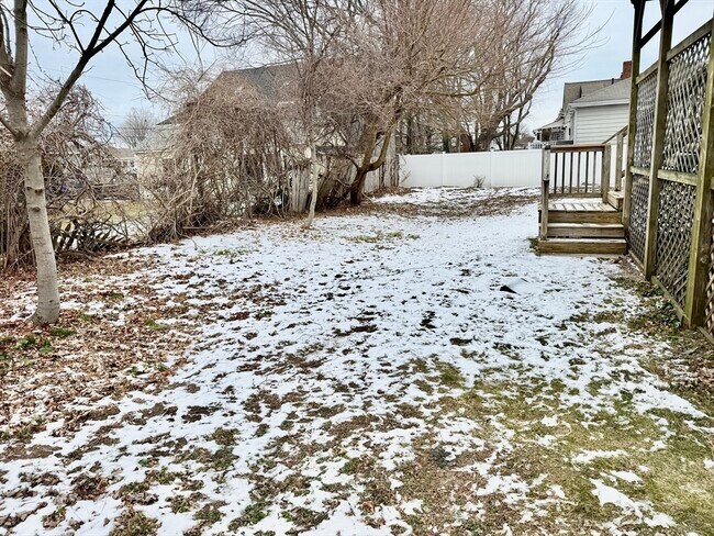 Building Photo - 7 J St