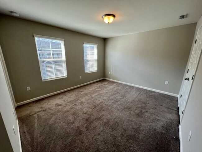 Building Photo - 3 Bed 2.5 Bath Townhome, Minutes from I-24 & The Avenue!