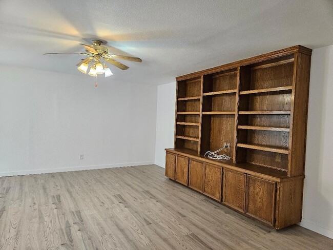 Building Photo - 1511 W Mesa Park Dr