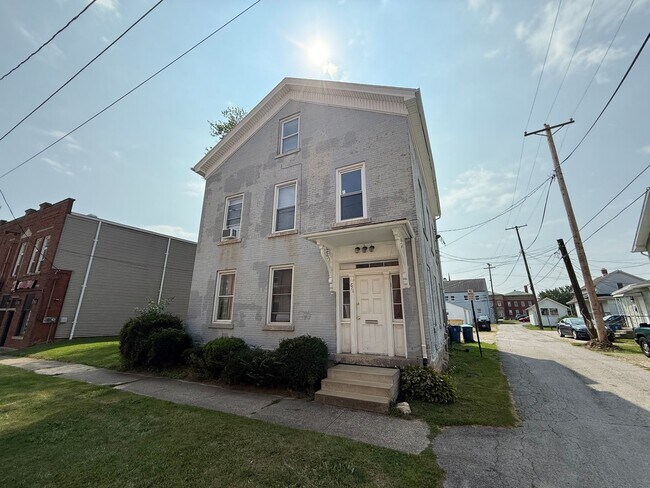 Building Photo - 611 Napoleon St