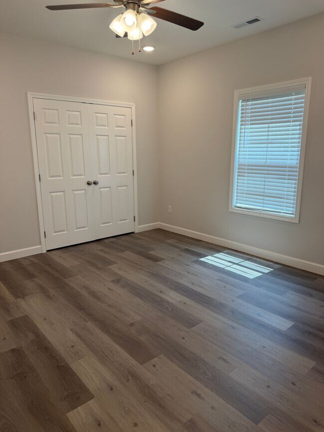 Building Photo - 933/935 Rodeo Court