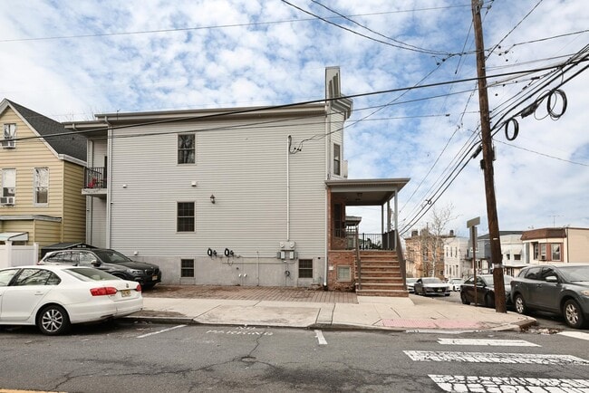 Building Photo - 165 Thorne St