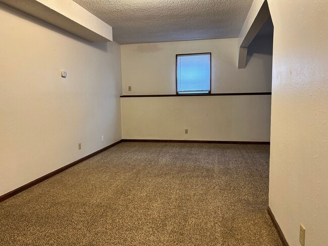 Building Photo - Convenient Location