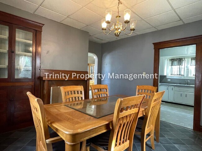 Building Photo - 331 Simpson Ave