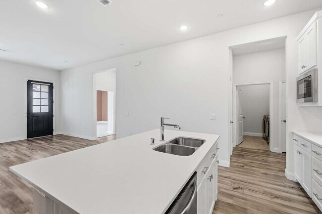 Building Photo - 1332 Square foot townhome in a beautiful community in Argyle, TX ready for lease.