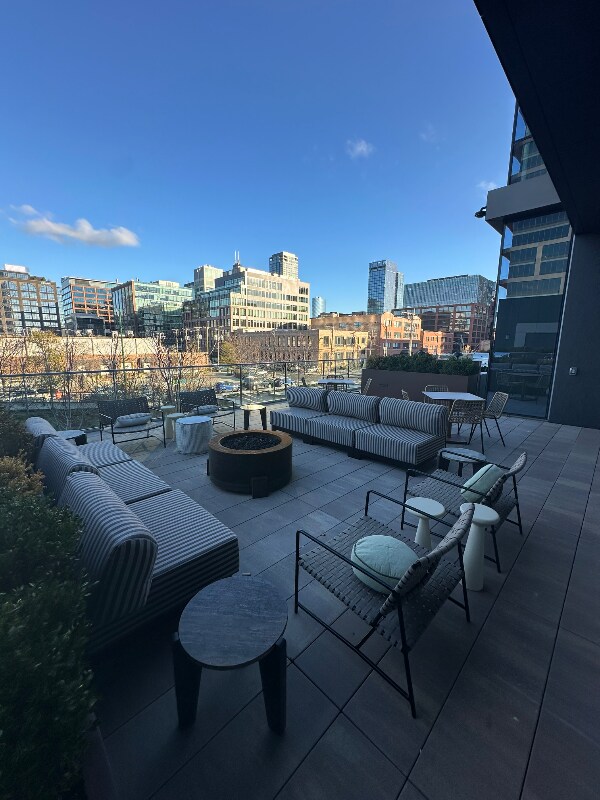 Building Photo - 315 N May St