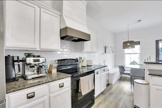 Building Photo - 6715 Plum Springs Ln