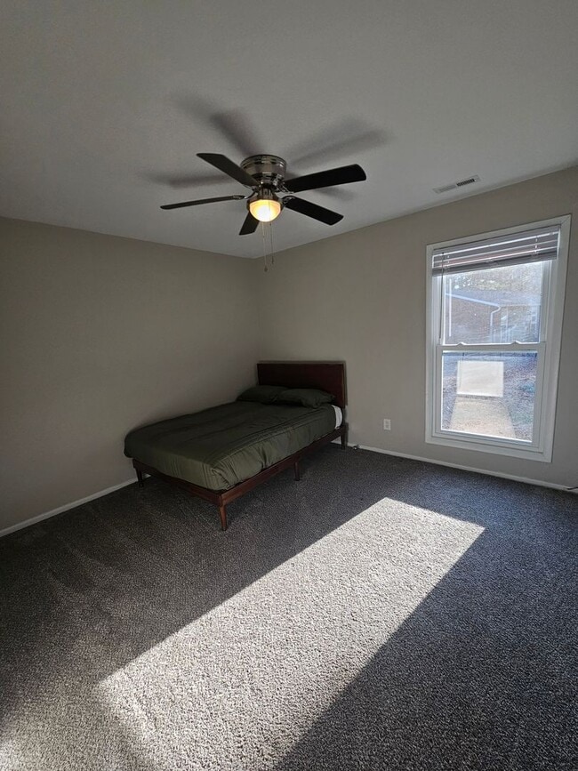 Building Photo - 3 Bedroom Corner Lot Close to Lejeune Blvd