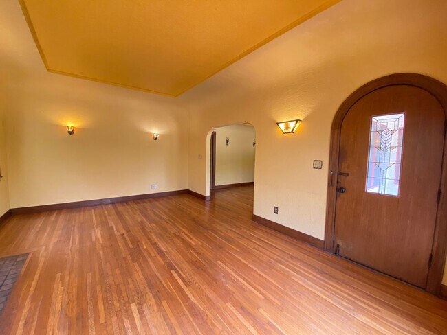 Building Photo - CHARMING! BACKYARD OASIS! REAL HARDWOOD FLOORS! FULL SIZED WASHER/DRYER! OFF OF ADAMS AVE!