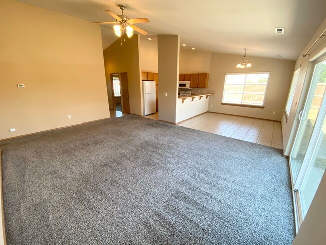 Building Photo - 4 Bed, 2 Bath Home!