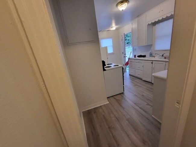 Building Photo - $1250 - 2 Bedroom 1 Bath Apartment - Heart of the City!