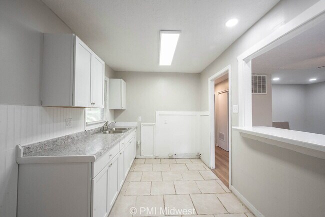 Building Photo - 4923 Barlow Dr