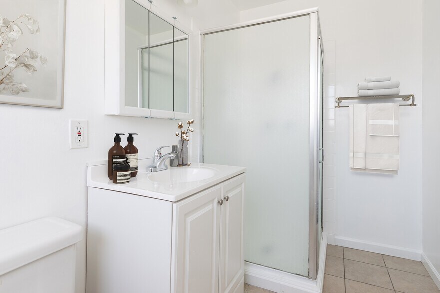 Building Photo - 4041 Park Center Ln