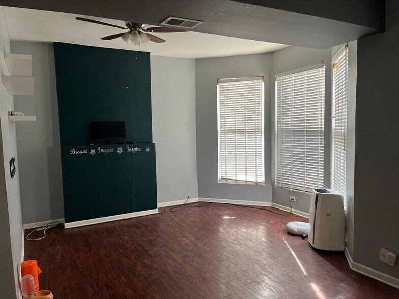 Primary Photo - 2115 S Central Park Ave