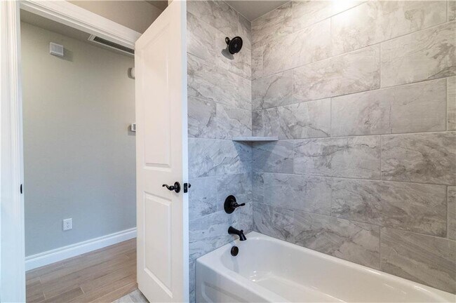 Building Photo - Gorgeous 4 bed 3 bath home in East Edmond-...