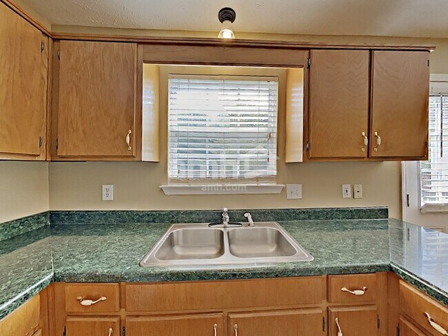 Building Photo - 2822 Meadow Gln